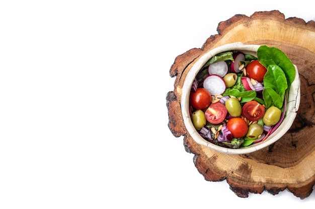 Miska čerstvého jedla na stole